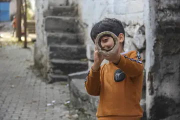 Mahallelerde ara sokaklarda çalışan, oynayan çocuk portreleri
