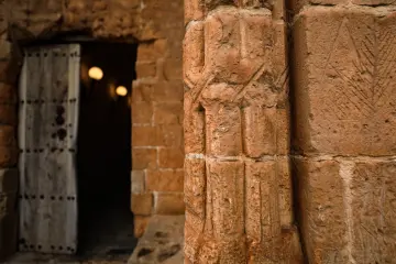 Tahta Kapısı ve İşlenmiş Duvarlarıyla Tarihi Kasımiye Medresesi