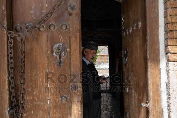 eski taş ev, geleneksel yaşam tarzı, insan portresi, Türkiye kültürü, tarihi sokaklar, seyahat fotoğrafı, kültürel değerler,