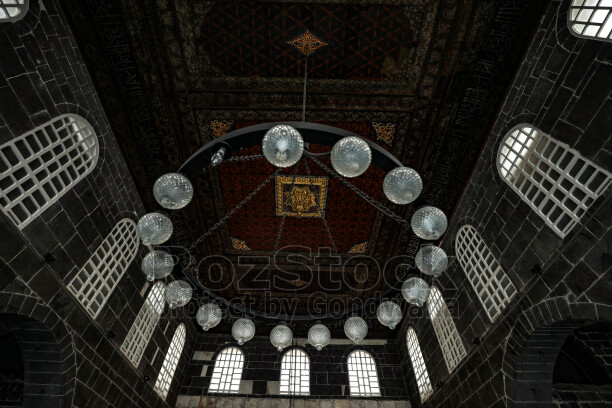 Tarihi cami iç mekanı, ahşap tavan, taş duvar ve geleneksel mimari