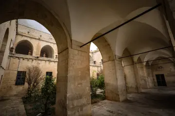 Tarihi Kasımiye Medrese Avlusu Sarı Taş Duvarlar