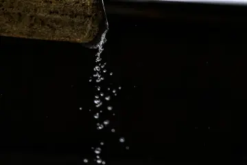 Tarihi taş yapı, yağmur suyu, su damlaları, yağmurlu hava, taş mimari
