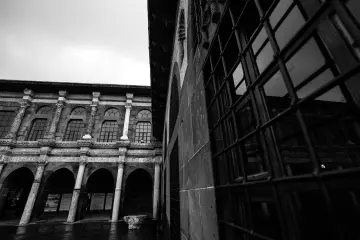 Siyah beyaz tarihi taş yapılar ve kemerli mimari detaylar