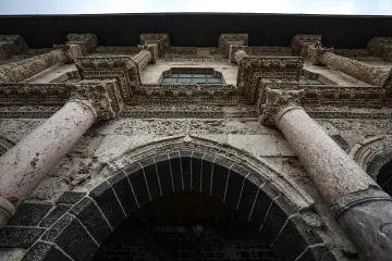 Tarihi taş yapı, süslemeli kemerler ve mimari cephe detayları