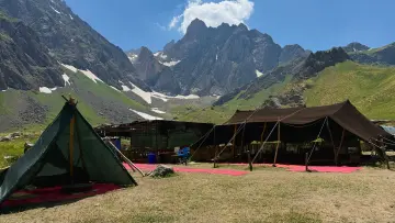 COLEMÊRG - 20 bin yıllık Cîlo Buzulları'nda erime devam ederken, buzulların bulunduğu vadide lokanta ve çadır kamp kuruldu.

Colemêrg merkeze yaklaşık 45 kilometre uzaklıkta bulunan Sipîxan Yaylası ve Vadisi (Cennet Cehennem Vadisi), son yıllarda yerli ve yabancı turistlerin uğrak yerlerinin başında geliyor. Vadi, 20 bin yıllık buzullar, şelaleler, endemik bitkiler ve yaylalarıyla birçok eşsiz güzelliği barındırıyor.

Vadinin bir bölümü "cennet", bir bölümü ise "cehennem" olarak adlandırılıyor. "Cennet" bölümünde yemyeşil bitki örtüsü, kar sularıyla oluşan şelaleler ve yaylalar dikkati çekiyor.

"Cehennem" olarak adlandırılan bölümde ise 20 bin yıllık buzullar yer alıyor.
Buzullar, küresel ısınma ve insan kaynaklı tahribat nedeniyle son yıllarda hacminin büyük bir bölümünü kaybetti. Ayrıca alttan erimeye bağlı olarak son haftalarda buzullarda derin çatlaklar ve derin yarıklar oluştu. Uzmanlar, önlem alınmaması halinde buzulların 20 yıl içinde tamamen eriyebileceği uyarısında bulunuyor.
Söz konusu tehlikeye karşı herhangi bir önlem alınmazken, bölgenin ticarileştirilmesi yönünde ilk adımlar atıldı. Süper Lig Güreş Finalleri kapsamında bu yıl vadide 800 kişilik bir tribün kuruldu.

Güreş müsabakalarının ardından tribün kaldırıldı. Ancak buzullara yakın bir noktada çadırdan lokanta kuruldu. Ayrıca su kenarına çok sayıda çardak ile çadır kamp kuruldu. Bölgenin "tapulu arazisi" olduğunu savunan kişiler tarafından kurulan çardak ve çadırlar günlük kiraya verilirken, bu duruma karşı da herhangi bir adım atılmaması dikkati çekiyor.