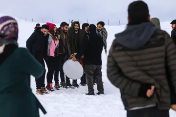 "Güneydoğu’nun Uludağ’ı" olarak anılan Karacadağ Kayak Merkezi, kış aylarında bölge halkının akınına uğrayarak renkli karelere sahne olmaktadır. 1919 metre rakımda bulunan bu eşsiz, klasik kış tatili anlayışını yöresel kültürle birleştirerek neşeli görüntülerinin çıktığı yerlerin başında gelir.