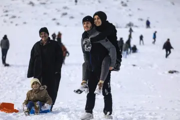 "Güneydoğu’nun Uludağ’ı" olarak anılan Karacadağ Kayak Merkezi, kış aylarında bölge halkının akınına uğrayarak renkli karelere sahne olmaktadır. 1919 metre rakımda bulunan bu eşsiz, klasik kış tatili anlayışını yöresel kültürle birleştirerek neşeli görüntülerinin çıktığı yerlerin başında gelir.