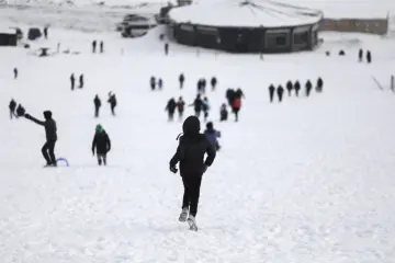 "Güneydoğu’nun Uludağ’ı" olarak anılan Karacadağ Kayak Merkezi, kış aylarında bölge halkının akınına uğrayarak renkli karelere sahne olmaktadır. 1919 metre rakımda bulunan bu eşsiz, klasik kış tatili anlayışını yöresel kültürle birleştirerek neşeli görüntülerinin çıktığı yerlerin başında gelir.