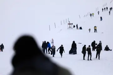 "Güneydoğu’nun Uludağ’ı" olarak anılan Karacadağ Kayak Merkezi, kış aylarında bölge halkının akınına uğrayarak renkli karelere sahne olmaktadır. 1919 metre rakımda bulunan bu eşsiz, klasik kış tatili anlayışını yöresel kültürle birleştirerek neşeli görüntülerinin çıktığı yerlerin başında gelir.