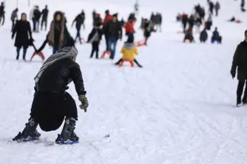 "Güneydoğu’nun Uludağ’ı" olarak anılan Karacadağ Kayak Merkezi, kış aylarında bölge halkının akınına uğrayarak renkli karelere sahne olmaktadır. 1919 metre rakımda bulunan bu eşsiz, klasik kış tatili anlayışını yöresel kültürle birleştirerek neşeli görüntülerinin çıktığı yerlerin başında gelir.