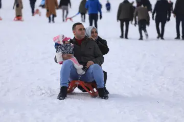 "Güneydoğu’nun Uludağ’ı" olarak anılan Karacadağ Kayak Merkezi, kış aylarında bölge halkının akınına uğrayarak renkli karelere sahne olmaktadır. 1919 metre rakımda bulunan bu eşsiz, klasik kış tatili anlayışını yöresel kültürle birleştirerek neşeli görüntülerinin çıktığı yerlerin başında gelir.