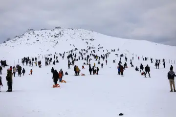 "Güneydoğu’nun Uludağ’ı" olarak anılan Karacadağ Kayak Merkezi, kış aylarında bölge halkının akınına uğrayarak renkli karelere sahne olmaktadır. 1919 metre rakımda bulunan bu eşsiz, klasik kış tatili anlayışını yöresel kültürle birleştirerek neşeli görüntülerinin çıktığı yerlerin başında gelir.
