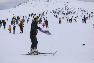 "Güneydoğu’nun Uludağ’ı" olarak anılan Karacadağ Kayak Merkezi, kış aylarında bölge halkının akınına uğrayarak renkli karelere sahne olmaktadır. 1919 metre rakımda bulunan bu eşsiz, klasik kış tatili anlayışını yöresel kültürle birleştirerek neşeli görüntülerinin çıktığı yerlerin başında gelir.