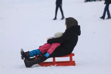 "Güneydoğu’nun Uludağ’ı" olarak anılan Karacadağ Kayak Merkezi, kış aylarında bölge halkının akınına uğrayarak renkli karelere sahne olmaktadır. 1919 metre rakımda bulunan bu eşsiz, klasik kış tatili anlayışını yöresel kültürle birleştirerek neşeli görüntülerinin çıktığı yerlerin başında gelir.
