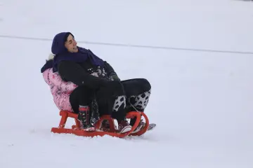 "Güneydoğu’nun Uludağ’ı" olarak anılan Karacadağ Kayak Merkezi, kış aylarında bölge halkının akınına uğrayarak renkli karelere sahne olmaktadır. 1919 metre rakımda bulunan bu eşsiz, klasik kış tatili anlayışını yöresel kültürle birleştirerek neşeli görüntülerinin çıktığı yerlerin başında gelir.