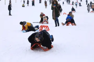"Güneydoğu’nun Uludağ’ı" olarak anılan Karacadağ Kayak Merkezi, kış aylarında bölge halkının akınına uğrayarak renkli karelere sahne olmaktadır. 1919 metre rakımda bulunan bu eşsiz, klasik kış tatili anlayışını yöresel kültürle birleştirerek neşeli görüntülerinin çıktığı yerlerin başında gelir.