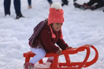 "Güneydoğu’nun Uludağ’ı" olarak anılan Karacadağ Kayak Merkezi, kış aylarında bölge halkının akınına uğrayarak renkli karelere sahne olmaktadır. 1919 metre rakımda bulunan bu eşsiz, klasik kış tatili anlayışını yöresel kültürle birleştirerek neşeli görüntülerinin çıktığı yerlerin başında gelir.