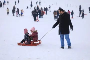 "Güneydoğu’nun Uludağ’ı" olarak anılan Karacadağ Kayak Merkezi, kış aylarında bölge halkının akınına uğrayarak renkli karelere sahne olmaktadır. 1919 metre rakımda bulunan bu eşsiz, klasik kış tatili anlayışını yöresel kültürle birleştirerek neşeli görüntülerinin çıktığı yerlerin başında gelir.