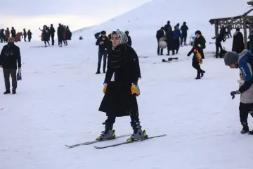 "Güneydoğu’nun Uludağ’ı" olarak anılan Karacadağ Kayak Merkezi, kış aylarında bölge halkının akınına uğrayarak renkli karelere sahne olmaktadır. 1919 metre rakımda bulunan bu eşsiz, klasik kış tatili anlayışını yöresel kültürle birleştirerek neşeli görüntülerinin çıktığı yerlerin başında gelir.