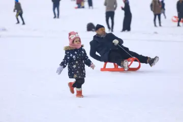 "Güneydoğu’nun Uludağ’ı" olarak anılan Karacadağ Kayak Merkezi, kış aylarında bölge halkının akınına uğrayarak renkli karelere sahne olmaktadır. 1919 metre rakımda bulunan bu eşsiz, klasik kış tatili anlayışını yöresel kültürle birleştirerek neşeli görüntülerinin çıktığı yerlerin başında gelir.