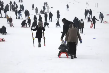 "Güneydoğu’nun Uludağ’ı" olarak anılan Karacadağ Kayak Merkezi, kış aylarında bölge halkının akınına uğrayarak renkli karelere sahne olmaktadır. 1919 metre rakımda bulunan bu eşsiz, klasik kış tatili anlayışını yöresel kültürle birleştirerek neşeli görüntülerinin çıktığı yerlerin başında gelir.