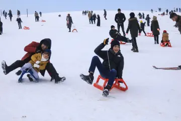 "Güneydoğu’nun Uludağ’ı" olarak anılan Karacadağ Kayak Merkezi, kış aylarında bölge halkının akınına uğrayarak renkli karelere sahne olmaktadır. 1919 metre rakımda bulunan bu eşsiz, klasik kış tatili anlayışını yöresel kültürle birleştirerek neşeli görüntülerinin çıktığı yerlerin başında gelir.