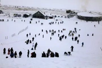 "Güneydoğu’nun Uludağ’ı" olarak anılan Karacadağ Kayak Merkezi, kış aylarında bölge halkının akınına uğrayarak renkli karelere sahne olmaktadır. 1919 metre rakımda bulunan bu eşsiz, klasik kış tatili anlayışını yöresel kültürle birleştirerek neşeli görüntülerinin çıktığı yerlerin başında gelir.