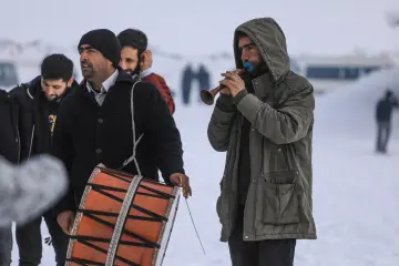 "Güneydoğu’nun Uludağ’ı" olarak anılan Karacadağ Kayak Merkezi, kış aylarında bölge halkının akınına uğrayarak renkli karelere sahne olmaktadır. 1919 metre rakımda bulunan bu eşsiz, klasik kış tatili anlayışını yöresel kültürle birleştirerek neşeli görüntülerinin çıktığı yerlerin başında gelir.
