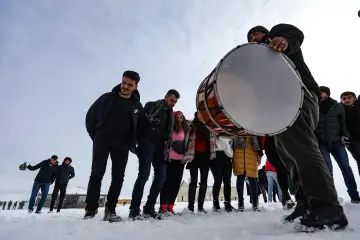 "Güneydoğu’nun Uludağ’ı" olarak anılan Karacadağ Kayak Merkezi, kış aylarında bölge halkının akınına uğrayarak renkli karelere sahne olmaktadır. 1919 metre rakımda bulunan bu eşsiz, klasik kış tatili anlayışını yöresel kültürle birleştirerek neşeli görüntülerinin çıktığı yerlerin başında gelir.