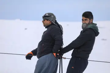 "Güneydoğu’nun Uludağ’ı" olarak anılan Karacadağ Kayak Merkezi, kış aylarında bölge halkının akınına uğrayarak renkli karelere sahne olmaktadır. 1919 metre rakımda bulunan bu eşsiz, klasik kış tatili anlayışını yöresel kültürle birleştirerek neşeli görüntülerinin çıktığı yerlerin başında gelir.