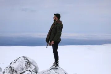 "Güneydoğu’nun Uludağ’ı" olarak anılan Karacadağ Kayak Merkezi, kış aylarında bölge halkının akınına uğrayarak renkli karelere sahne olmaktadır. 1919 metre rakımda bulunan bu eşsiz, klasik kış tatili anlayışını yöresel kültürle birleştirerek neşeli görüntülerinin çıktığı yerlerin başında gelir.