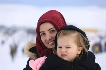 "Güneydoğu’nun Uludağ’ı" olarak anılan Karacadağ Kayak Merkezi, kış aylarında bölge halkının akınına uğrayarak renkli karelere sahne olmaktadır. 1919 metre rakımda bulunan bu eşsiz, klasik kış tatili anlayışını yöresel kültürle birleştirerek neşeli görüntülerinin çıktığı yerlerin başında gelir.