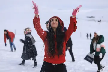 "Güneydoğu’nun Uludağ’ı" olarak anılan Karacadağ Kayak Merkezi, kış aylarında bölge halkının akınına uğrayarak renkli karelere sahne olmaktadır. 1919 metre rakımda bulunan bu eşsiz, klasik kış tatili anlayışını yöresel kültürle birleştirerek neşeli görüntülerinin çıktığı yerlerin başında gelir.