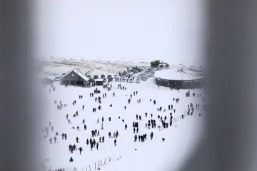 "Güneydoğu’nun Uludağ’ı" olarak anılan Karacadağ Kayak Merkezi, kış aylarında bölge halkının akınına uğrayarak renkli karelere sahne olmaktadır. 1919 metre rakımda bulunan bu eşsiz, klasik kış tatili anlayışını yöresel kültürle birleştirerek neşeli görüntülerinin çıktığı yerlerin başında gelir.