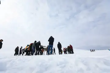 "Güneydoğu’nun Uludağ’ı" olarak anılan Karacadağ Kayak Merkezi, kış aylarında bölge halkının akınına uğrayarak renkli karelere sahne olmaktadır. 1919 metre rakımda bulunan bu eşsiz, klasik kış tatili anlayışını yöresel kültürle birleştirerek neşeli görüntülerinin çıktığı yerlerin başında gelir.