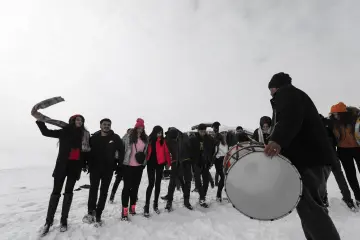 "Güneydoğu’nun Uludağ’ı" olarak anılan Karacadağ Kayak Merkezi, kış aylarında bölge halkının akınına uğrayarak renkli karelere sahne olmaktadır. 1919 metre rakımda bulunan bu eşsiz, klasik kış tatili anlayışını yöresel kültürle birleştirerek neşeli görüntülerinin çıktığı yerlerin başında gelir.
