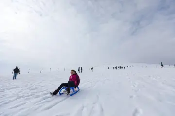 "Güneydoğu’nun Uludağ’ı" olarak anılan Karacadağ Kayak Merkezi, kış aylarında bölge halkının akınına uğrayarak renkli karelere sahne olmaktadır. 1919 metre rakımda bulunan bu eşsiz, klasik kış tatili anlayışını yöresel kültürle birleştirerek neşeli görüntülerinin çıktığı yerlerin başında gelir.