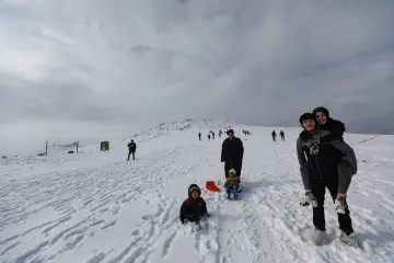 "Güneydoğu’nun Uludağ’ı" olarak anılan Karacadağ Kayak Merkezi, kış aylarında bölge halkının akınına uğrayarak renkli karelere sahne olmaktadır. 1919 metre rakımda bulunan bu eşsiz, klasik kış tatili anlayışını yöresel kültürle birleştirerek neşeli görüntülerinin çıktığı yerlerin başında gelir.