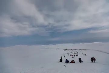 "Güneydoğu’nun Uludağ’ı" olarak anılan Karacadağ Kayak Merkezi, kış aylarında bölge halkının akınına uğrayarak renkli karelere sahne olmaktadır. 1919 metre rakımda bulunan bu eşsiz, klasik kış tatili anlayışını yöresel kültürle birleştirerek neşeli görüntülerinin çıktığı yerlerin başında gelir.