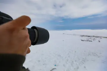 "Güneydoğu’nun Uludağ’ı" olarak anılan Karacadağ Kayak Merkezi, kış aylarında bölge halkının akınına uğrayarak renkli karelere sahne olmaktadır. 1919 metre rakımda bulunan bu eşsiz, klasik kış tatili anlayışını yöresel kültürle birleştirerek neşeli görüntülerinin çıktığı yerlerin başında gelir.