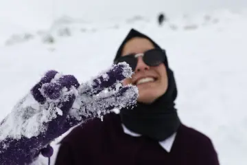 "Güneydoğu’nun Uludağ’ı" olarak anılan Karacadağ Kayak Merkezi, kış aylarında bölge halkının akınına uğrayarak renkli karelere sahne olmaktadır. 1919 metre rakımda bulunan bu eşsiz, klasik kış tatili anlayışını yöresel kültürle birleştirerek neşeli görüntülerinin çıktığı yerlerin başında gelir.