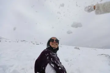 "Güneydoğu’nun Uludağ’ı" olarak anılan Karacadağ Kayak Merkezi, kış aylarında bölge halkının akınına uğrayarak renkli karelere sahne olmaktadır. 1919 metre rakımda bulunan bu eşsiz, klasik kış tatili anlayışını yöresel kültürle birleştirerek neşeli görüntülerinin çıktığı yerlerin başında gelir.