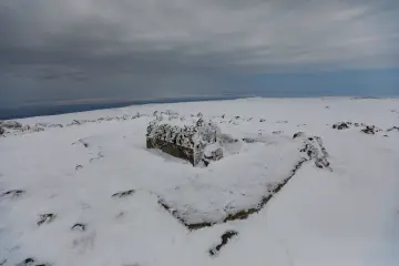 "Güneydoğu’nun Uludağ’ı" olarak anılan Karacadağ Kayak Merkezi, kış aylarında bölge halkının akınına uğrayarak renkli karelere sahne olmaktadır. 1919 metre rakımda bulunan bu eşsiz, klasik kış tatili anlayışını yöresel kültürle birleştirerek neşeli görüntülerinin çıktığı yerlerin başında gelir.