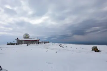 "Güneydoğu’nun Uludağ’ı" olarak anılan Karacadağ Kayak Merkezi, kış aylarında bölge halkının akınına uğrayarak renkli karelere sahne olmaktadır. 1919 metre rakımda bulunan bu eşsiz, klasik kış tatili anlayışını yöresel kültürle birleştirerek neşeli görüntülerinin çıktığı yerlerin başında gelir.