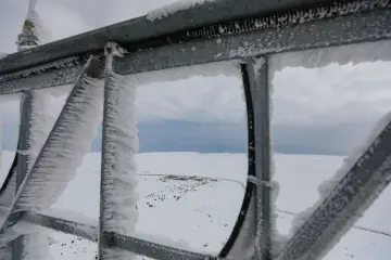 "Güneydoğu’nun Uludağ’ı" olarak anılan Karacadağ Kayak Merkezi, kış aylarında bölge halkının akınına uğrayarak renkli karelere sahne olmaktadır. 1919 metre rakımda bulunan bu eşsiz, klasik kış tatili anlayışını yöresel kültürle birleştirerek neşeli görüntülerinin çıktığı yerlerin başında gelir.