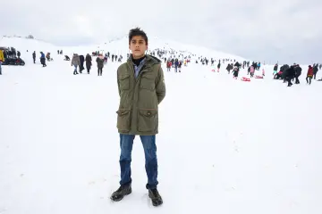 "Güneydoğu’nun Uludağ’ı" olarak anılan Karacadağ Kayak Merkezi, kış aylarında bölge halkının akınına uğrayarak renkli karelere sahne olmaktadır. 1919 metre rakımda bulunan bu eşsiz, klasik kış tatili anlayışını yöresel kültürle birleştirerek neşeli görüntülerinin çıktığı yerlerin başında gelir.