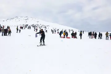 "Güneydoğu’nun Uludağ’ı" olarak anılan Karacadağ Kayak Merkezi, kış aylarında bölge halkının akınına uğrayarak renkli karelere sahne olmaktadır. 1919 metre rakımda bulunan bu eşsiz, klasik kış tatili anlayışını yöresel kültürle birleştirerek neşeli görüntülerinin çıktığı yerlerin başında gelir.
