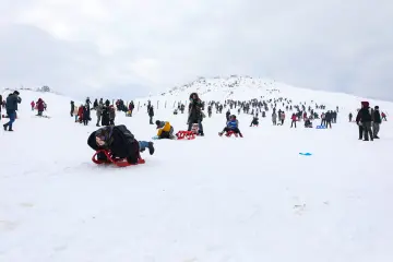 "Güneydoğu’nun Uludağ’ı" olarak anılan Karacadağ Kayak Merkezi, kış aylarında bölge halkının akınına uğrayarak renkli karelere sahne olmaktadır. 1919 metre rakımda bulunan bu eşsiz, klasik kış tatili anlayışını yöresel kültürle birleştirerek neşeli görüntülerinin çıktığı yerlerin başında gelir.