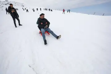 "Güneydoğu’nun Uludağ’ı" olarak anılan Karacadağ Kayak Merkezi, kış aylarında bölge halkının akınına uğrayarak renkli karelere sahne olmaktadır. 1919 metre rakımda bulunan bu eşsiz, klasik kış tatili anlayışını yöresel kültürle birleştirerek neşeli görüntülerinin çıktığı yerlerin başında gelir.