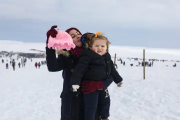 "Güneydoğu’nun Uludağ’ı" olarak anılan Karacadağ Kayak Merkezi, kış aylarında bölge halkının akınına uğrayarak renkli karelere sahne olmaktadır. 1919 metre rakımda bulunan bu eşsiz, klasik kış tatili anlayışını yöresel kültürle birleştirerek neşeli görüntülerinin çıktığı yerlerin başında gelir.